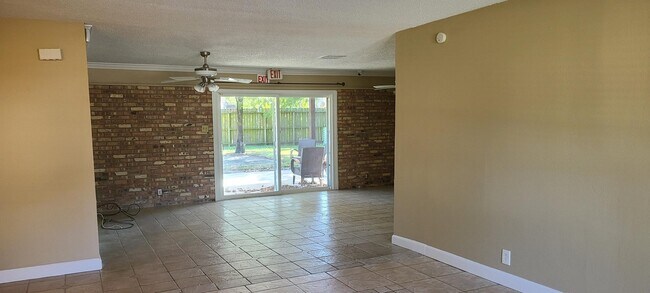 Foto del edificio - 11123 Hazelhurst Dr