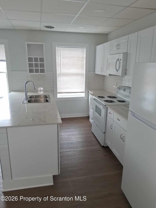 Building Photo - 104 Hill St