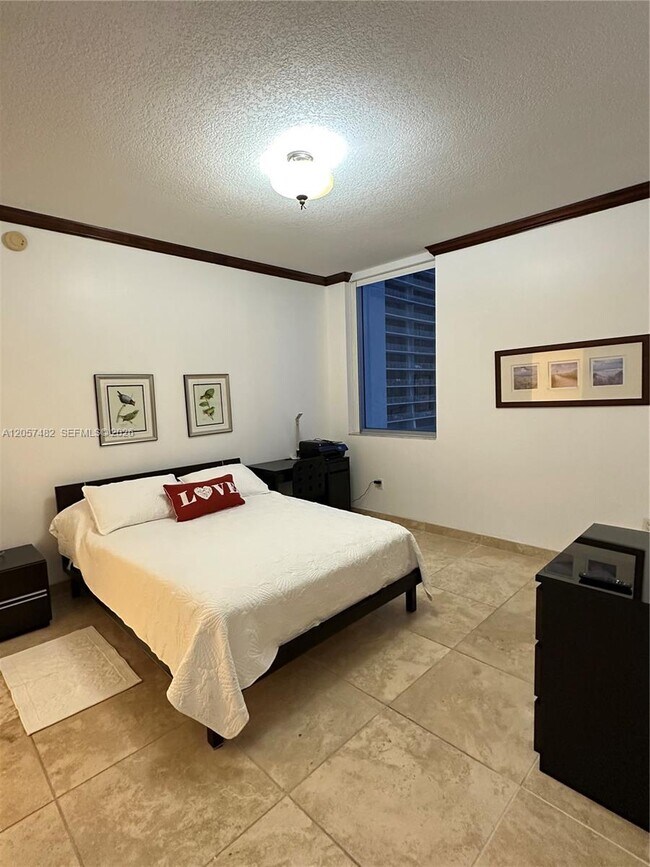 Building Photo - 1060 Brickell Ave