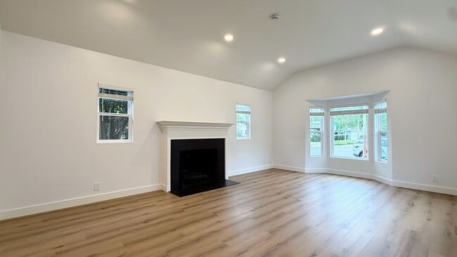 Building Photo - 3BD/2BA - Charming Updated Rose Garden Home Near The Alameda