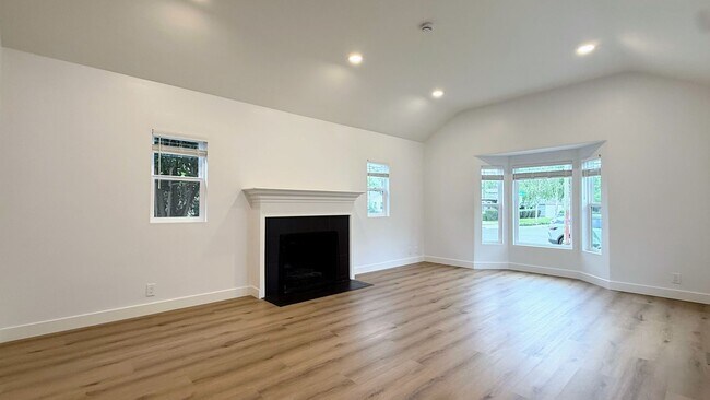 Foto del edificio - 3BD/2BA - Charming Updated Rose Garden Home Near The Alameda