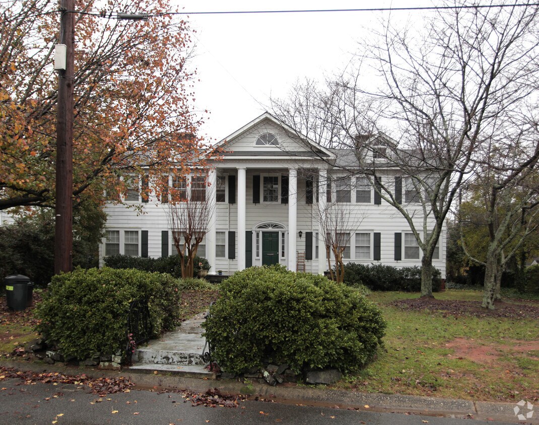 Building Photo - 611 SE Colonial Cir