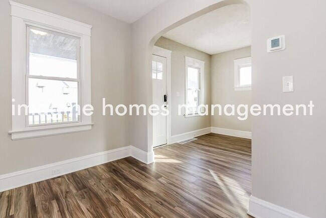 Building Photo - Pet-friendly 3 Bedroom Home in Lakewood, OH