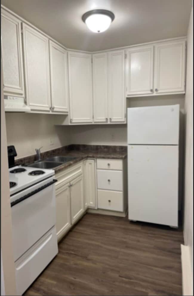 Building Photo - Large 2 bedroom apartment with washer/dryer hookup