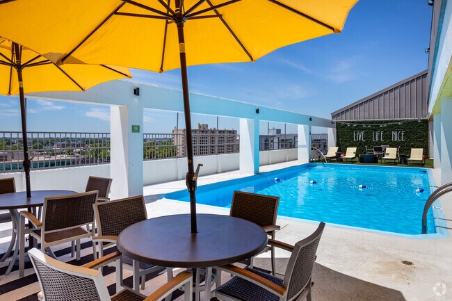Piscina en el techo - Iris Luxury Apartments
