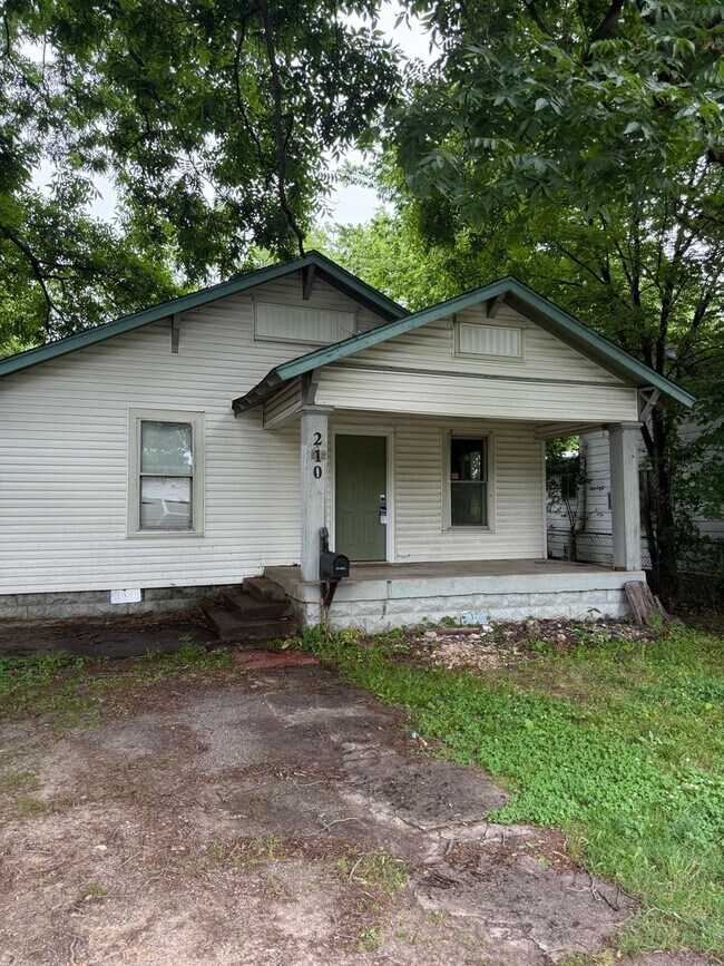 Building Photo - $900 move in special!