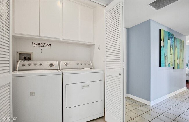 Foto del edificio - 1 br, 1 bath Condo - 942 W 10th St
