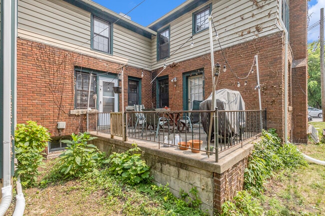 Building Photo - 415 N Thayer St