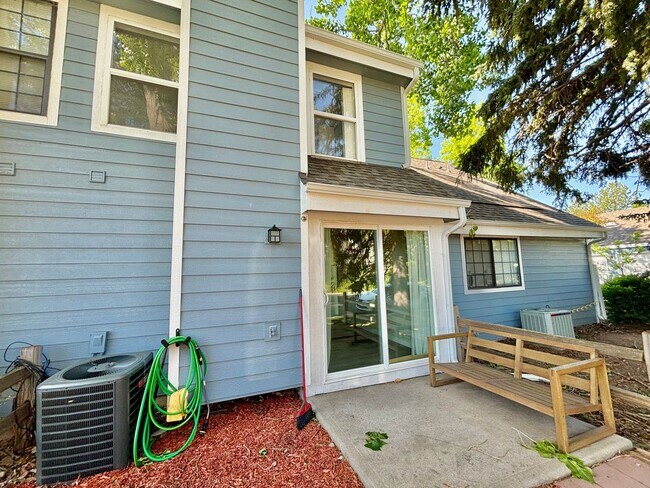 Building Photo - Charming 2 Bed 1.5 Bath Townhome in West F...