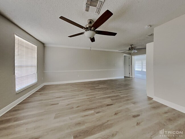 Foto del edificio - 13005 Willoughby Ln