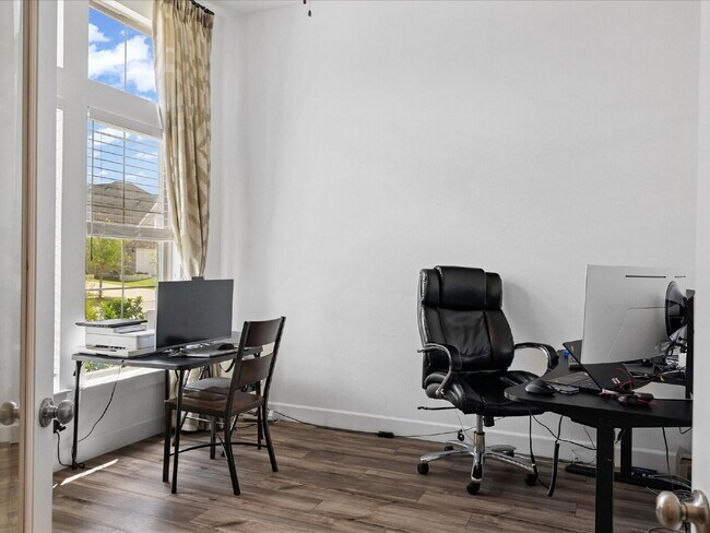 Foto del edificio - Spacious Home with Soaring Ceilings, Dual ...