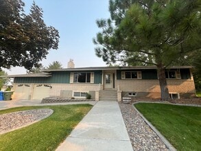 Building Photo - 2690 Lois Ln