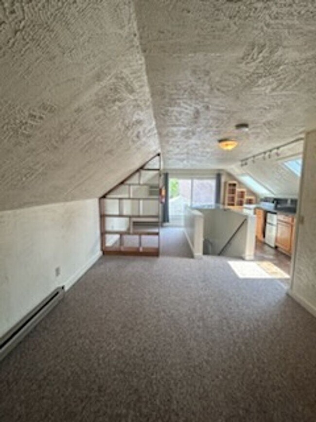 Building Photo - Upstairs Studio Apartment on Oneida Street...
