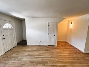 Building Photo - 4846 N Woodmere Fairway