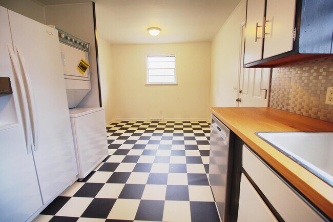 Building Photo - Beautiful 3 Bedroom 1.5 Bath Home Availabl...