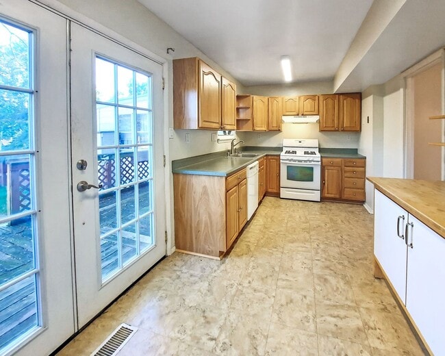 Building Photo - Bright & Spacious 3-Bedroom Townhome in So...