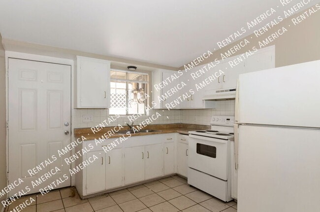Building Photo - 404 E Yavapai Rd