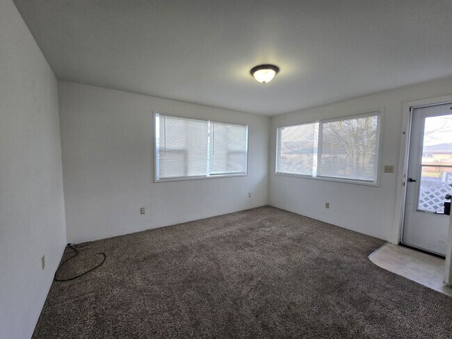 Foto del edificio - 633 NE Channon Ave