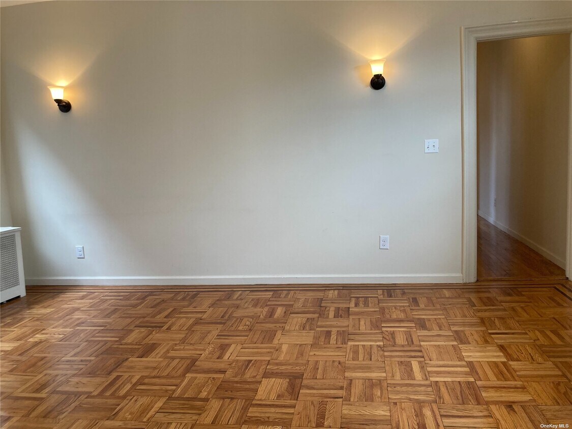 Foto principal - 156-12-156-43 43rd Ave