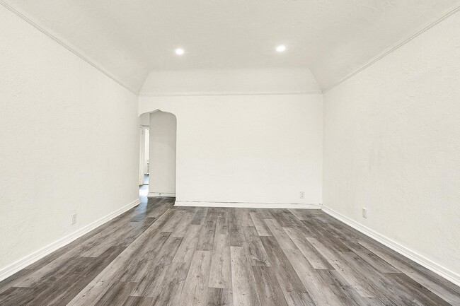 Building Photo - 78-20 Kneeland Ave