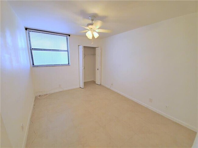 Building Photo - 117 Lake Emerald Dr