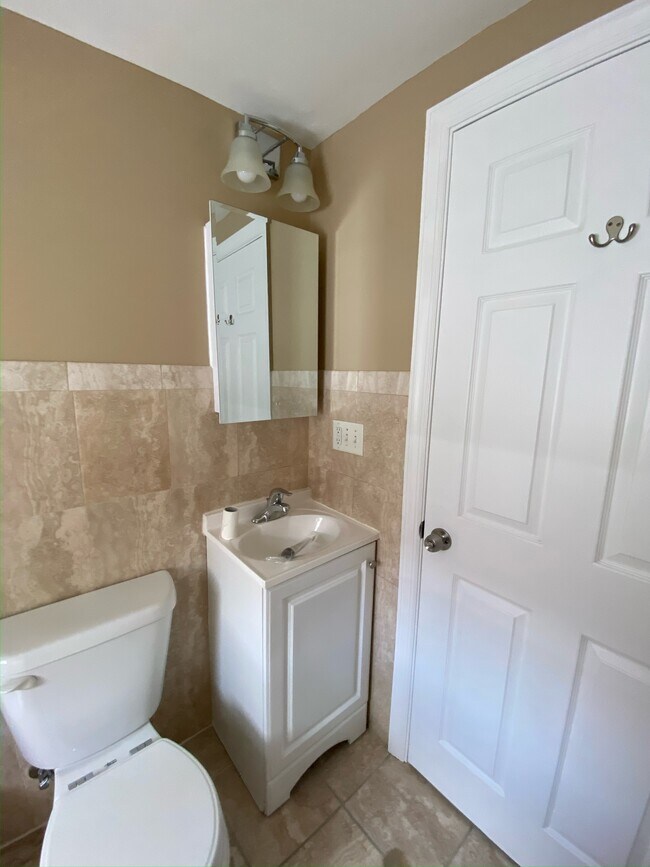 Full Bathroom - 72 Spring St