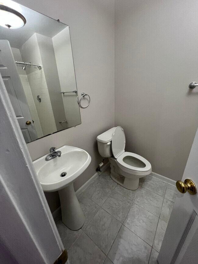 Building Photo - 6255 Shackelford Terrace
