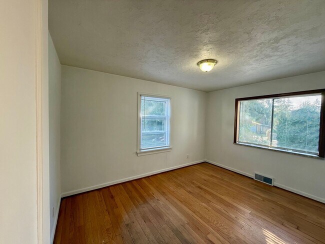 Foto del edificio - Spacious 2 bed/ 1 bath Home with Fenced Yard $2400/mo.