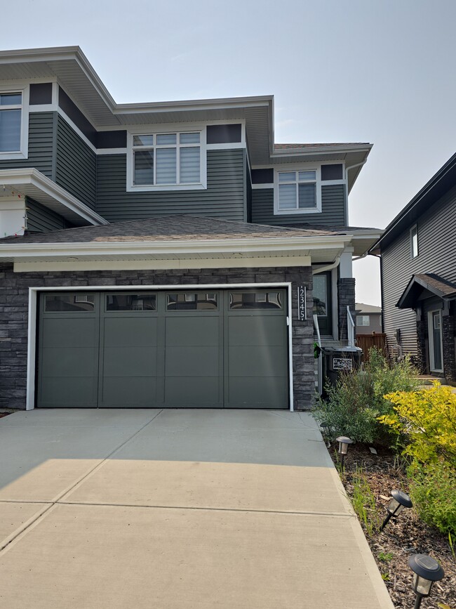 Building Photo - 2345 Wonnacott Cres SW