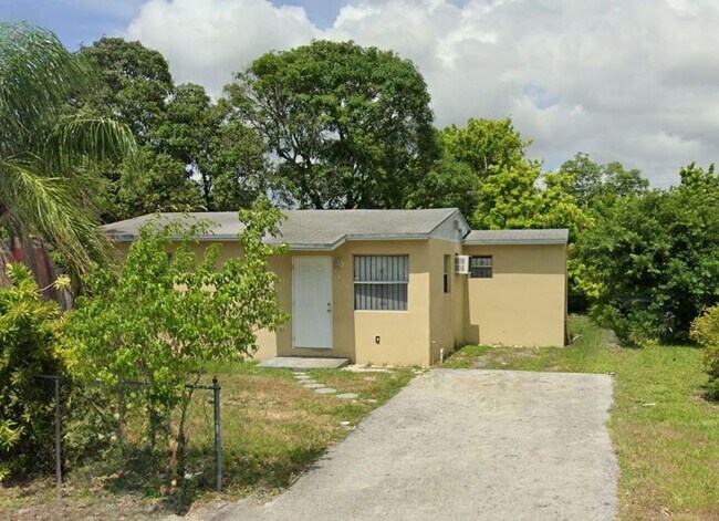 Foto del edificio - Large 3-2 house with  hookups for washer and dryer