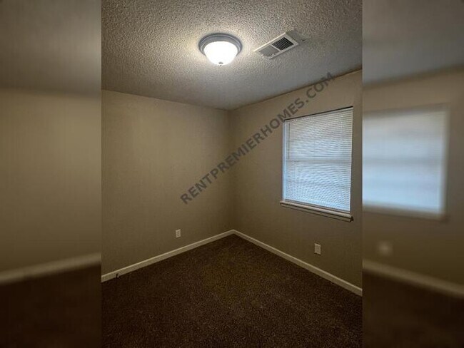 Foto del edificio - 8702 Oakhaven Dr