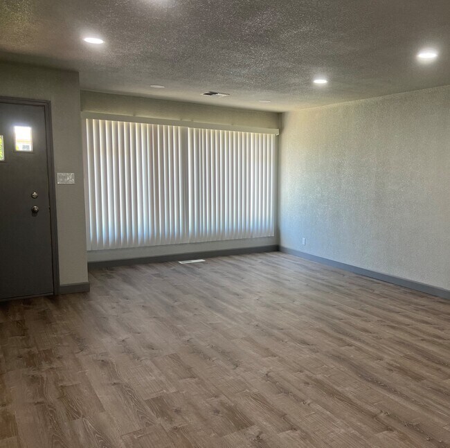 Building Photo - 2767 Lakeside Dr