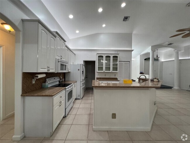 Building Photo - 7400 SW 37th Ct