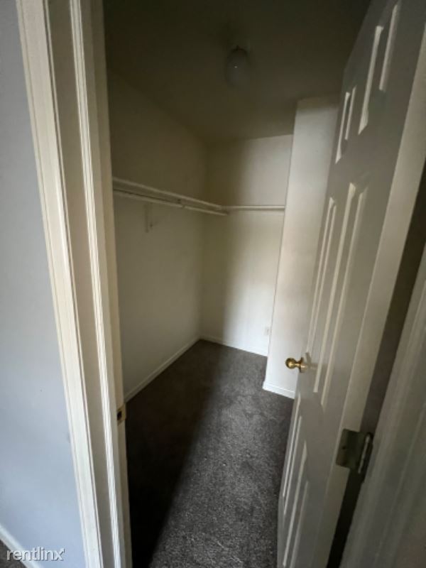 Building Photo - 1 br, 1.5 bath Townhome - 832 Donegan Rd