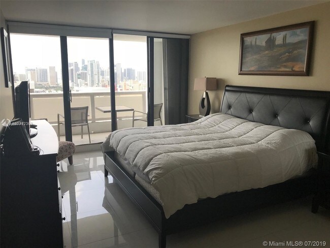 Foto del edificio - 1717 N Bayshore Dr  D-3945 Miami Fl 33132