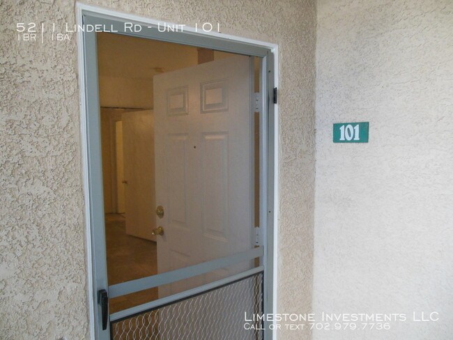 Building Photo - Single story unit with tile throughout.