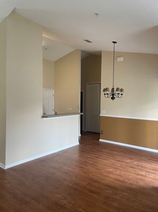 Foto del edificio - 2 Bed 2 Bath Condo with Amenities In Oakleaf Plantation!