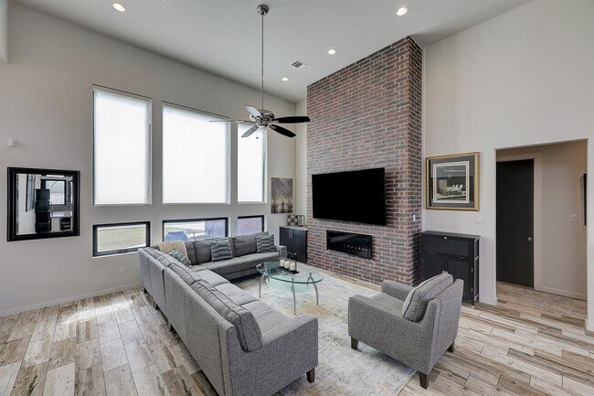 Building Photo - 4802 Viking Dr