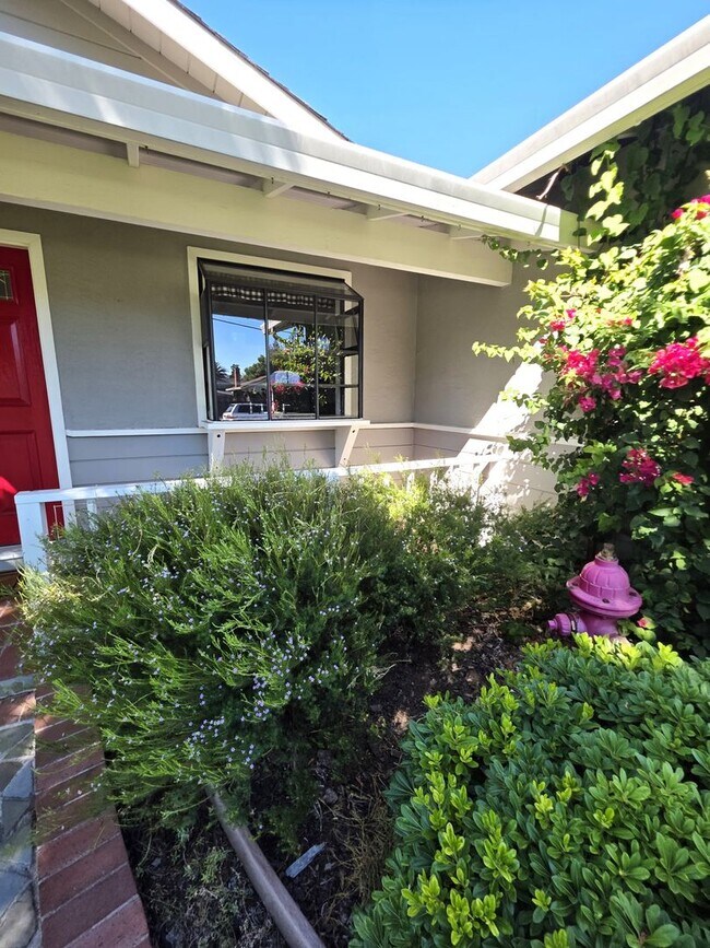Building Photo - Delightful Single Story 2/2 with Expanded Bath and Beautiful Gardens