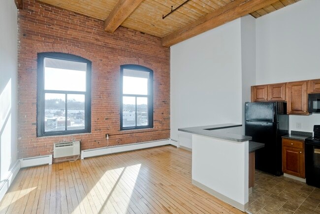 Building Photo - 45 Willow St