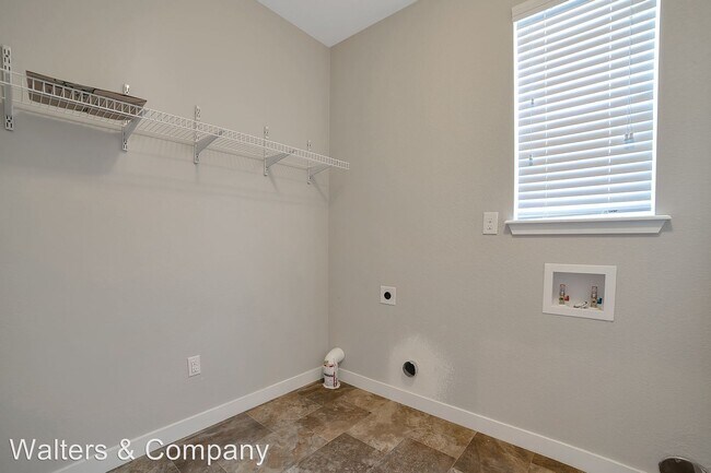 Building Photo - 3 br, 3 bath House - 686 E. Hinsdale Ave.