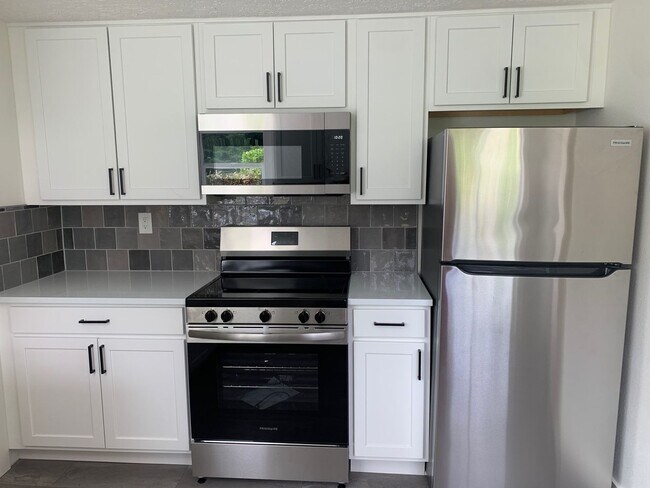 Building Photo - Updated, One Level Home with Two Bedrooms & One Bathroom, and Fully-Fenced Back Yard!