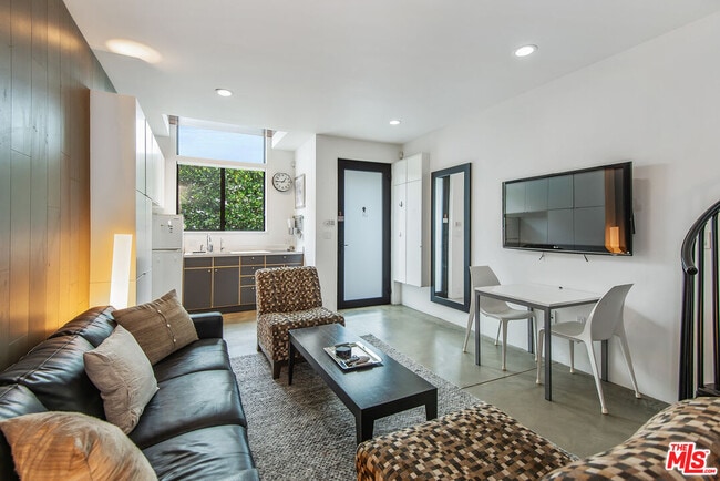 Foto del edificio - 802 N Harper Ave