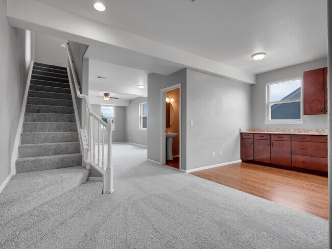 Building Photo - $2,995 - 3 Bed, 3 Bath Townhome in the hea...