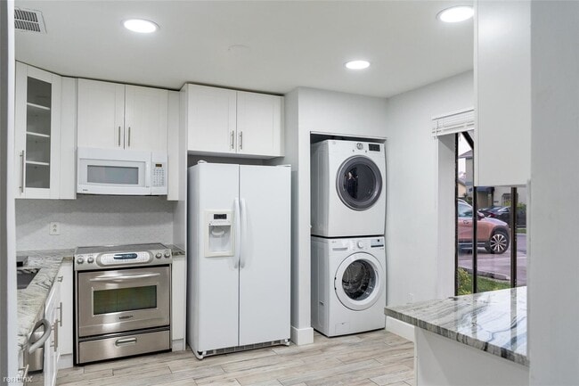 Building Photo - 3 br, 2.5 bath Townhome - 9095 SW 21st Ct ...