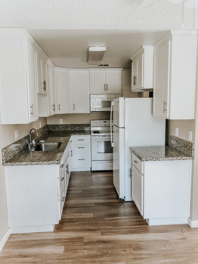 Kitchen with lot of storage space - Bradshaw Place Apartments