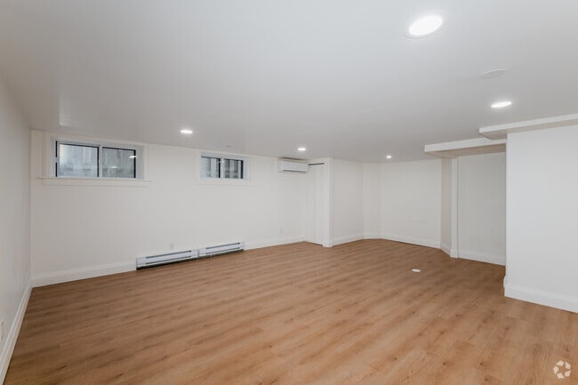 1BR, 1BA - Living Room - 1214 Avenue Rd