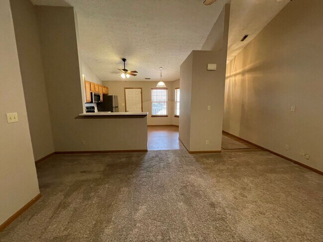 Building Photo - Beautiful 2 bedroom 2 bath duplex with 2 c...