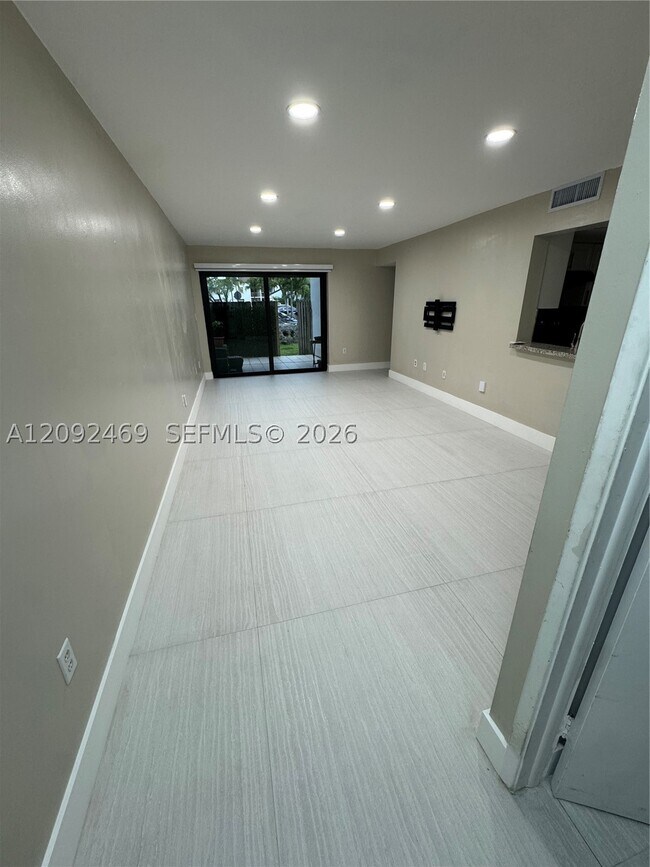 Building Photo - 9405 Fontainebleau Blvd