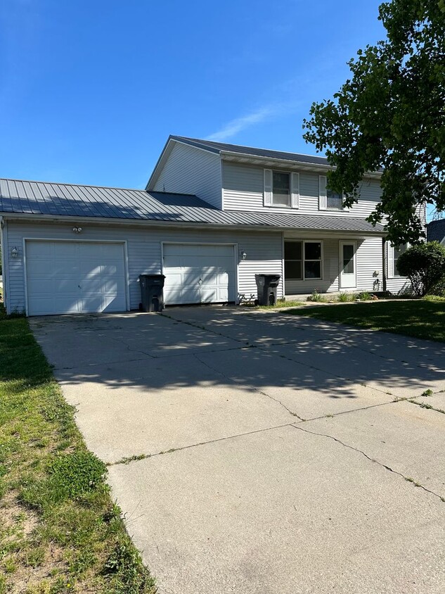 114 Fawn Dr Unit 114A, Middlebury, IN 46540 Room for Rent in